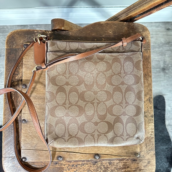 Coach messenger crossbody bag in signature canvas - Picture 4 of 10